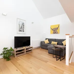 Modern 3-storey 3-bedroom Edinburgh